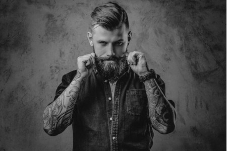 Style brutalnej brody dla mężczyzn, którzy pragną zmian